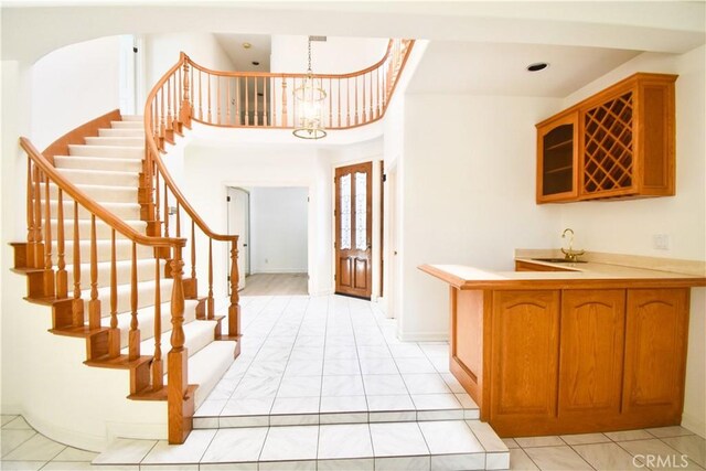 entryway featuring sink and a notable chandelier