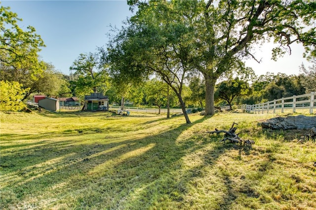 view of yard featuring a shed