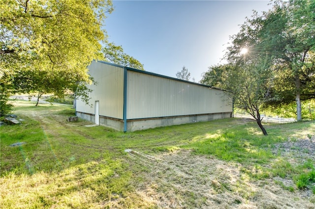 view of outdoor structure featuring a yard