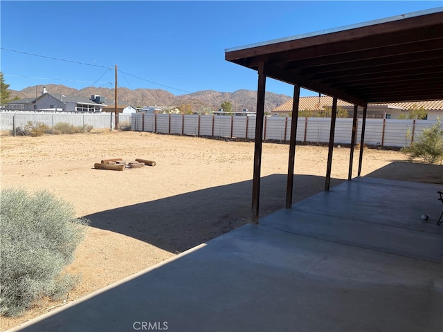 view of yard featuring a mountain view