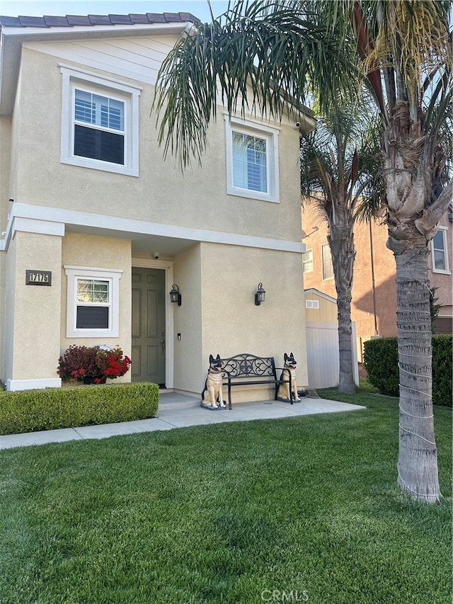 view of front of home featuring a front lawn