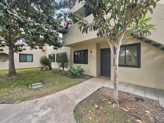 view of front of home featuring a front yard