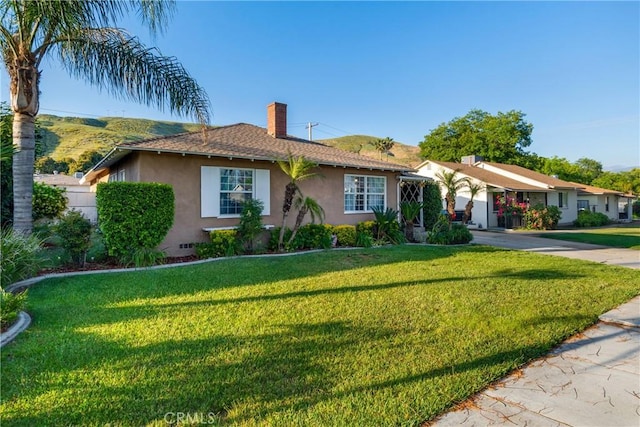 ranch-style home featuring a front lawn