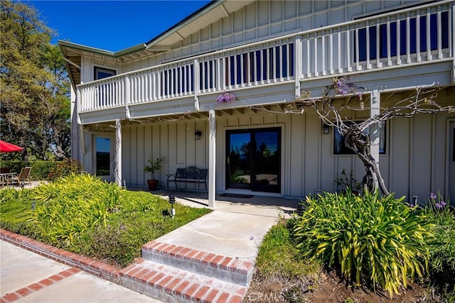 entrance to property featuring a patio area and a balcony