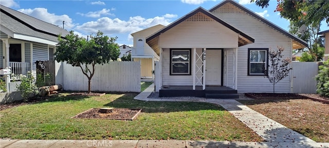 bungalow featuring a front lawn