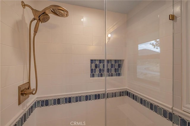 bathroom featuring a tile shower