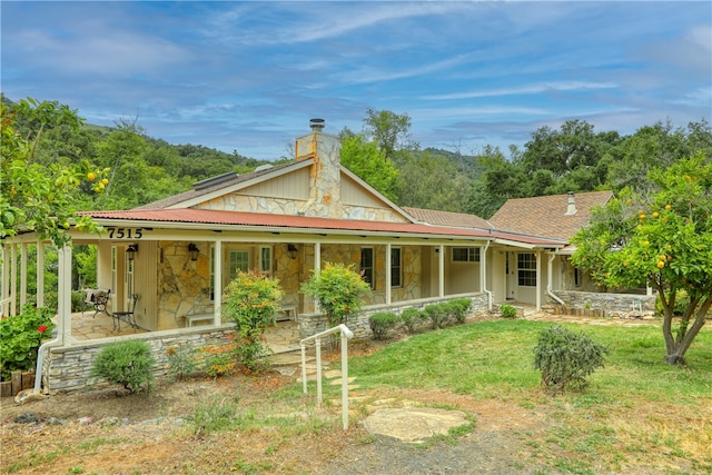 view of front facade with a front lawn