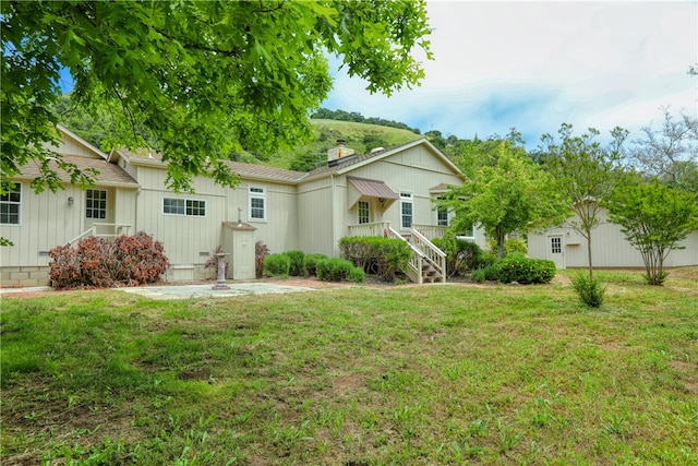 view of front of property featuring a front yard