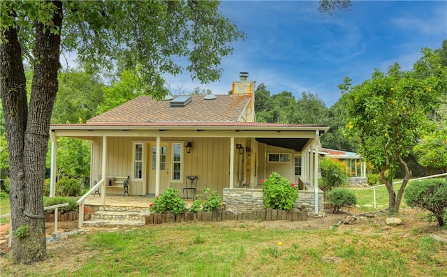 view of front facade featuring a front lawn