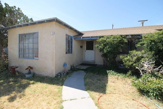 view of front of home featuring a front lawn