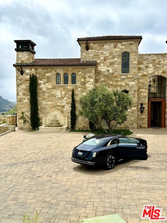 view of mediterranean / spanish-style house