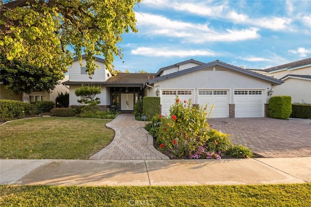 view of front facade featuring a front lawn and a garage