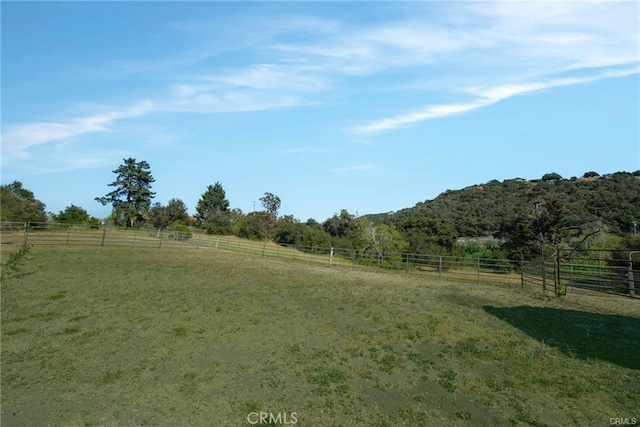 view of yard featuring a rural view