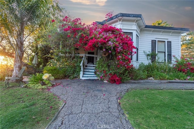 view of front of property featuring a porch and a yard