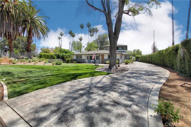 view of front facade with a front yard