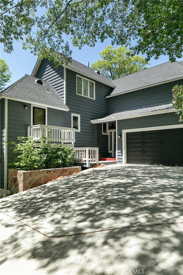 view of front property featuring a garage