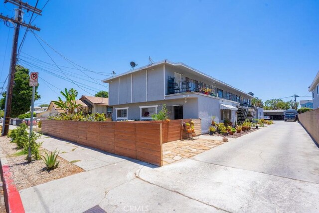 view of front of property featuring a balcony