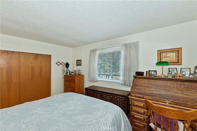 bedroom featuring a textured ceiling and a closet