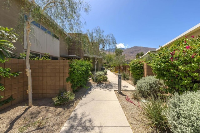 view of yard featuring a mountain view