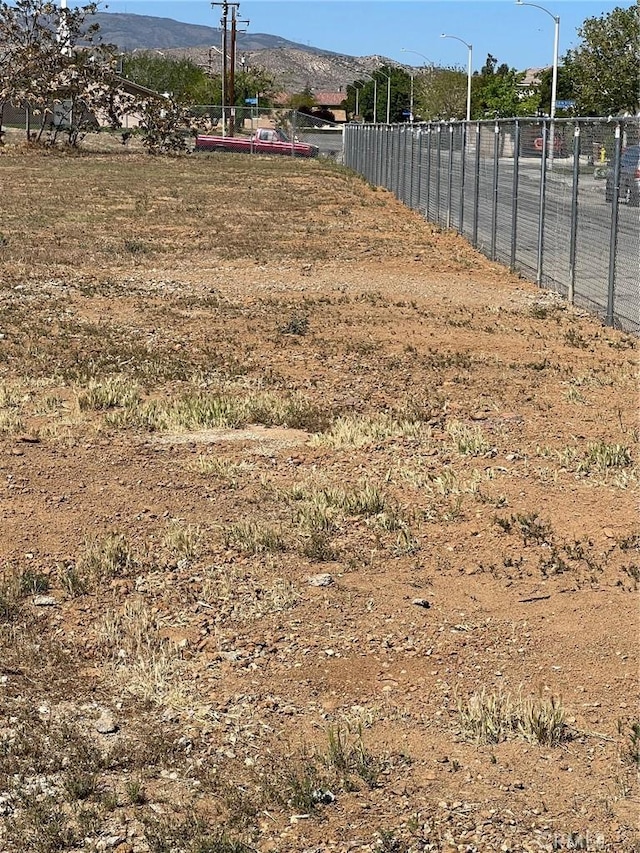 view of yard featuring a mountain view