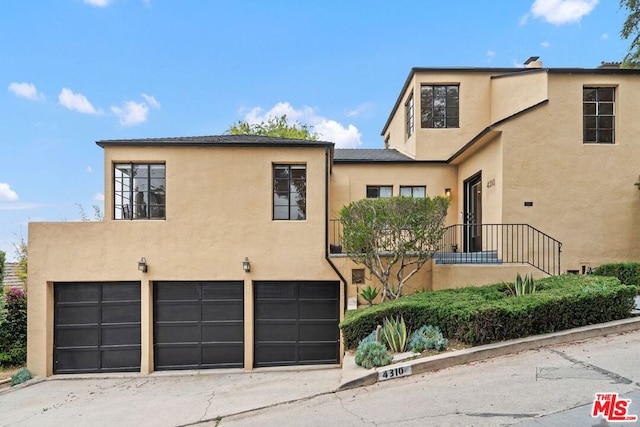 view of front facade featuring a garage