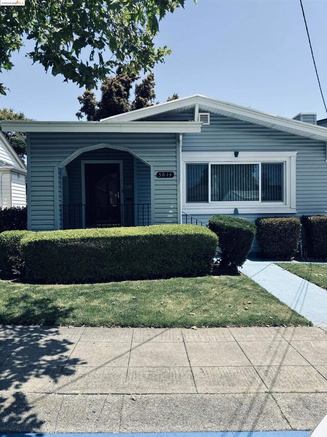 view of front of home featuring a front yard