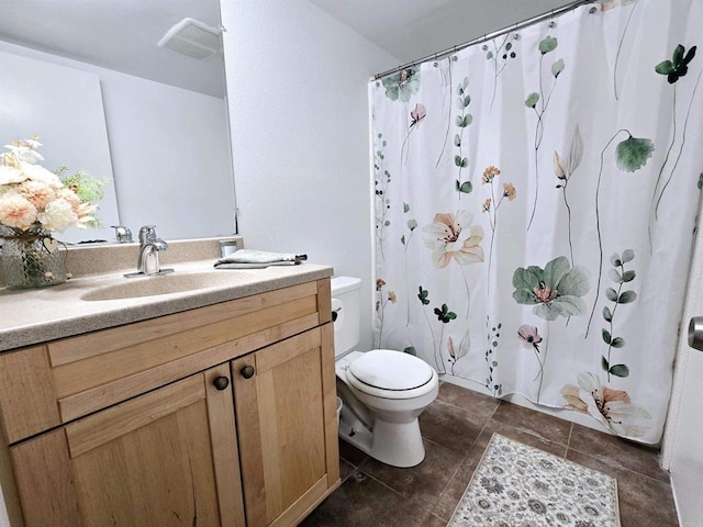 bathroom featuring toilet, a shower with shower curtain, and vanity