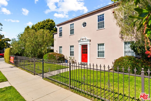 view of front of house featuring a front lawn