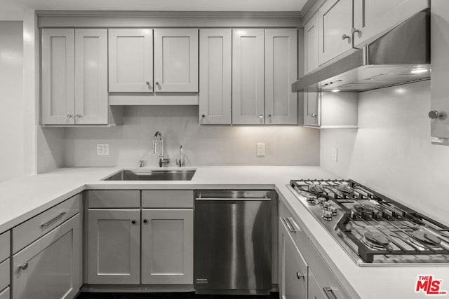 kitchen featuring stainless steel appliances, sink, tasteful backsplash, and gray cabinets