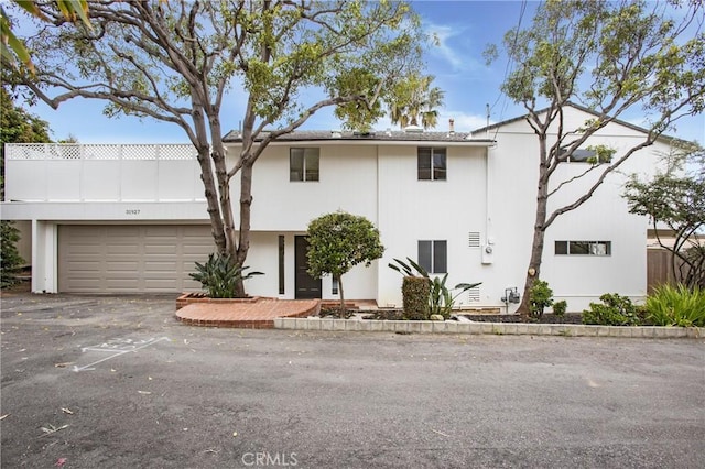 view of front facade featuring a garage