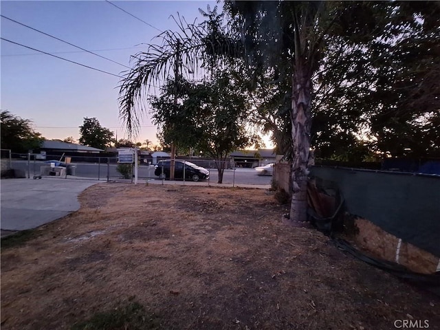 view of yard at dusk