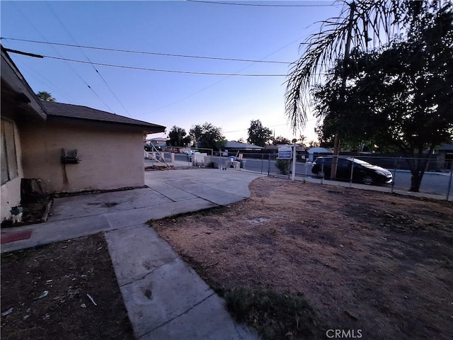 view of yard at dusk