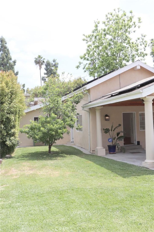 view of yard featuring a patio