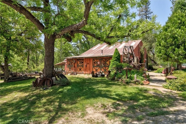 view of yard with an outbuilding