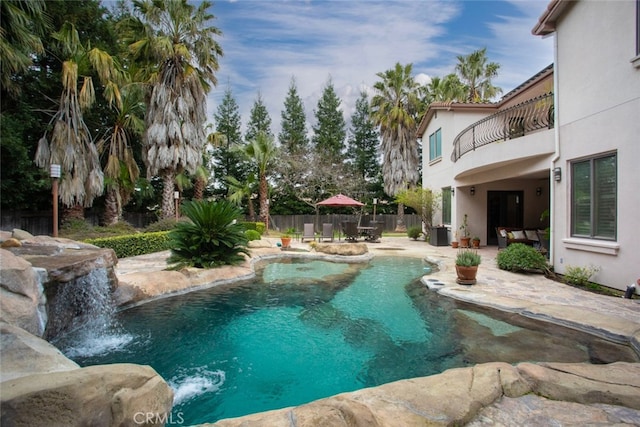 view of pool with a patio area and pool water feature