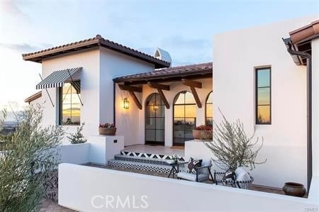 property entrance featuring a porch