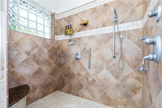 bathroom featuring a tile shower