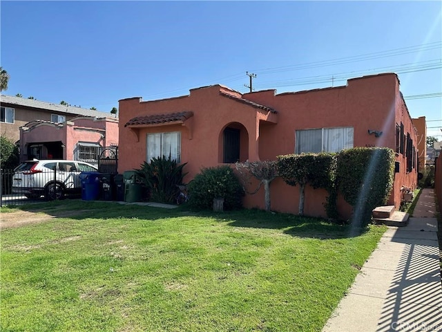 view of front of home featuring a front yard