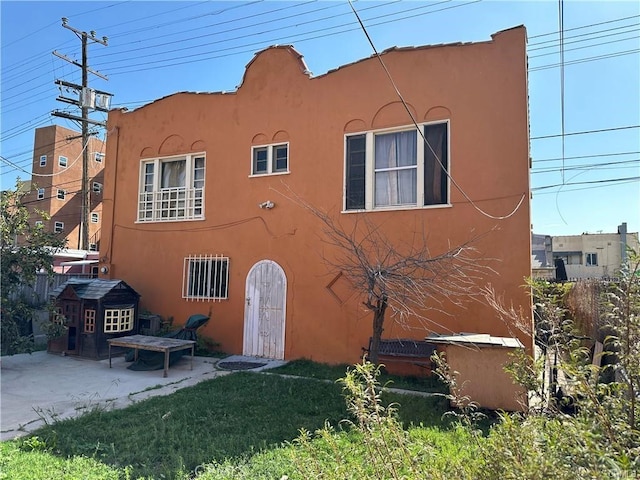 view of front facade featuring a patio