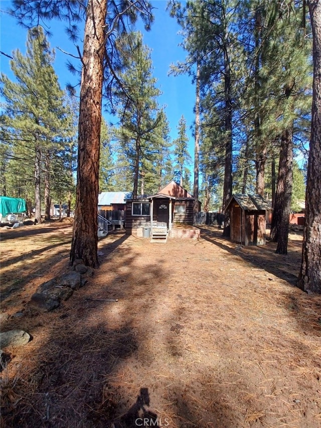 view of yard featuring a storage shed