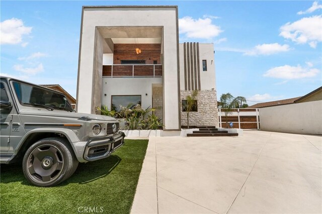 view of front of house with a front yard