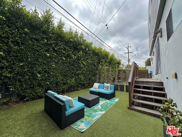 view of yard featuring outdoor lounge area