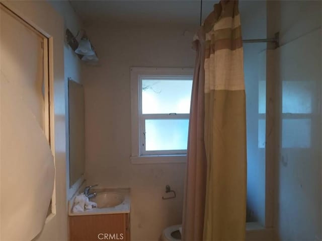 2123 High St, Oakland, CA 94601 - full bath with toilet, vanity, and curtained shower