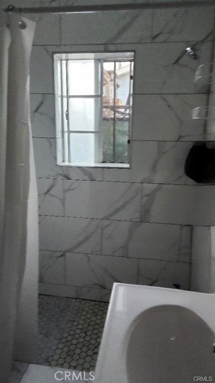 bathroom featuring a shower with curtain