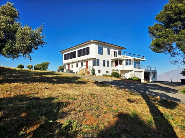 view of front facade featuring a mountain view and a front yard