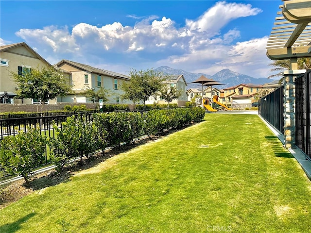 view of yard featuring a mountain view