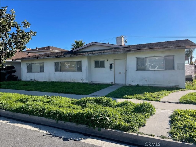 single story home with a front lawn