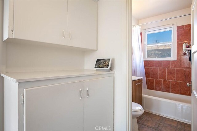 13115 Davenport St, North Edwards, CA 93523 - full bathroom with toilet and shower / bath combination with curtain