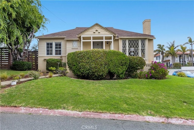 view of front of property featuring a front yard