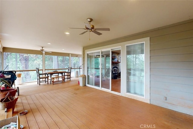 sunroom with ceiling fan